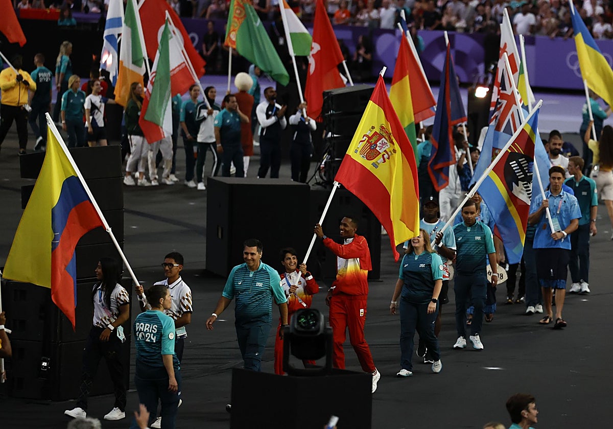 Los abanderados españoles María Pérez y Jordan Díaz durante la ceremonia de clausura de los Juegos