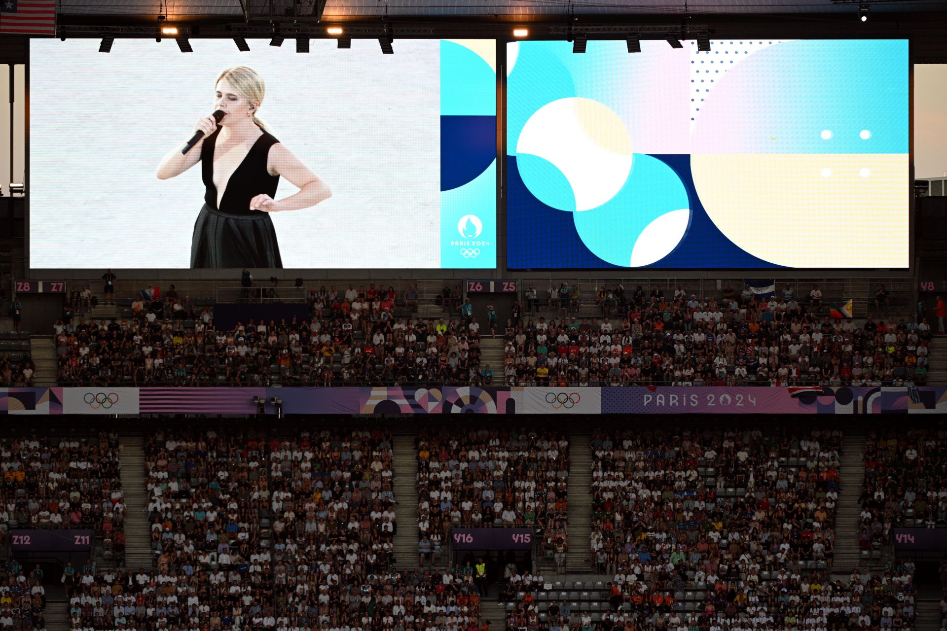 La cantante Zaho de Sagazan canta 'Sous le ciel de Paris' durante la ceremonia de clausura de los Juegos Olímpicos 2024