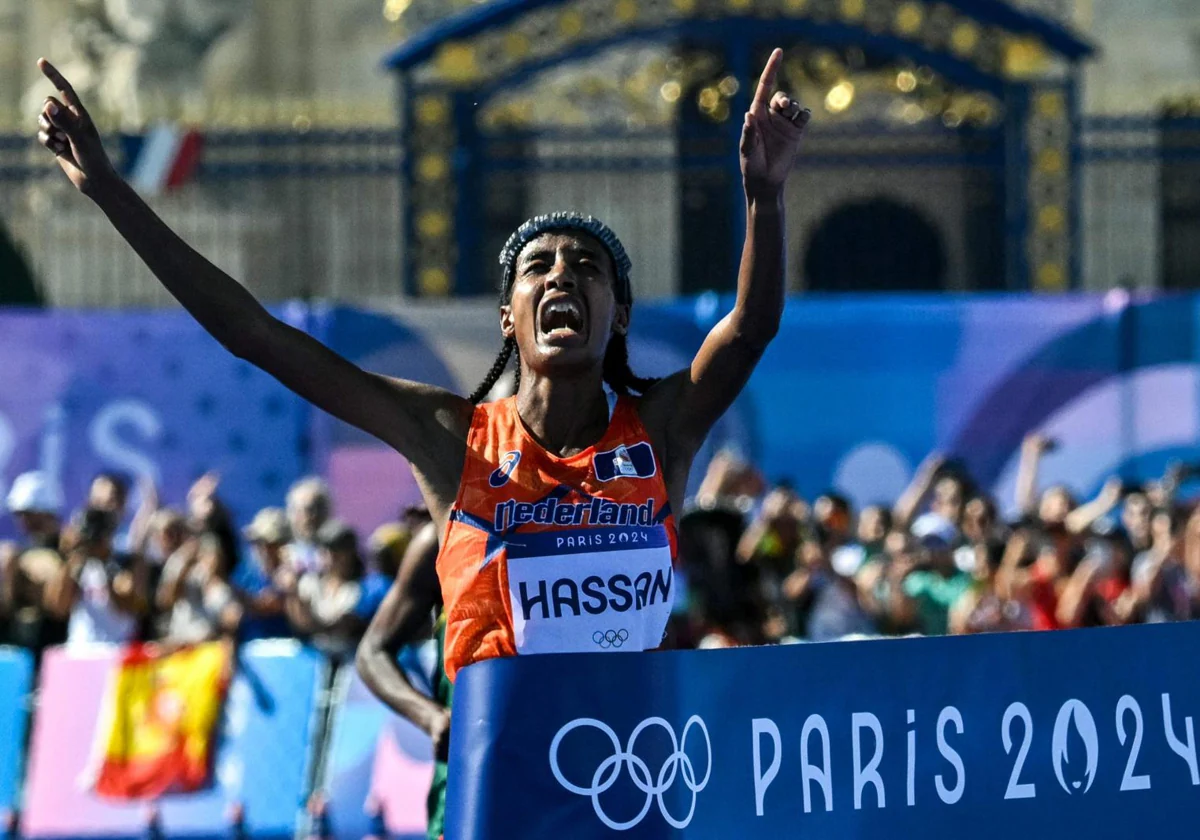 La neerlandesa Sifan Hassan cruza la línea de meta que le convierte en campeona olímpica de maratón femenino