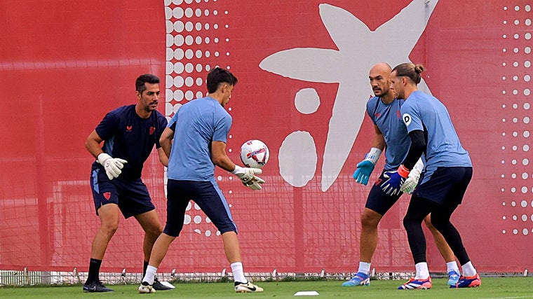 Nyland, Dmitrovic y Alberto Flores, junto al preparador de porteros Nacho Torres, en una sesión de entrenamiento de esta pretemporada