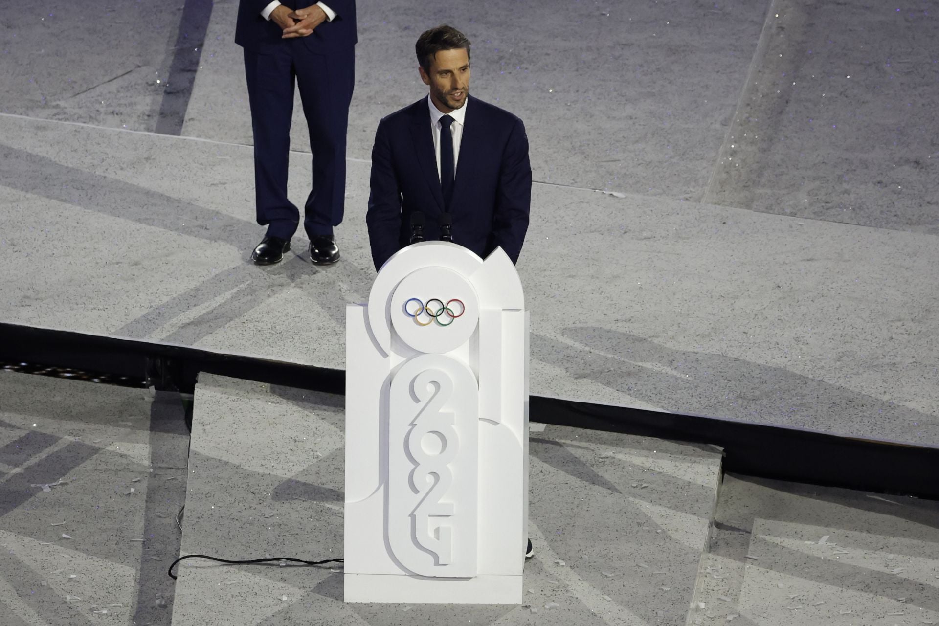 El presidente del Comité Organizador de los Juegos Olímpicos y Paralímpicos París 2024, Tony Estanguet toma la palabra en la ceremonia de clausura