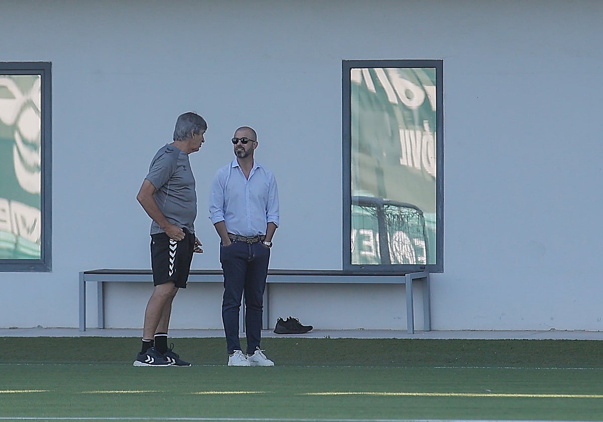 Pellegrini dialoga con Manu Fajardo en la ciudad deportiva