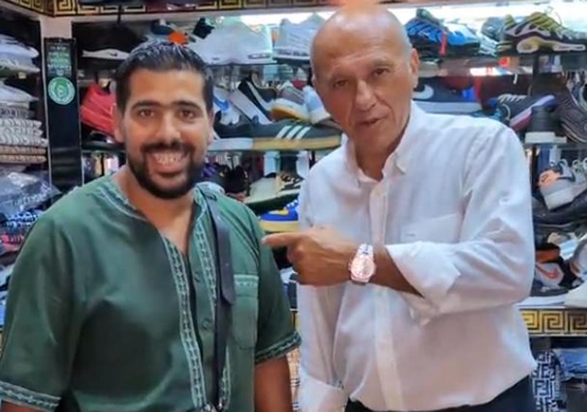 Mohamed, aficionado bético marroquí, junto a José María del Nido, expresidente del Sevilla FC