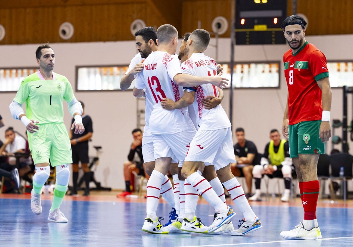 Los jugadores de España celebran uno de sus goles a Marruecos