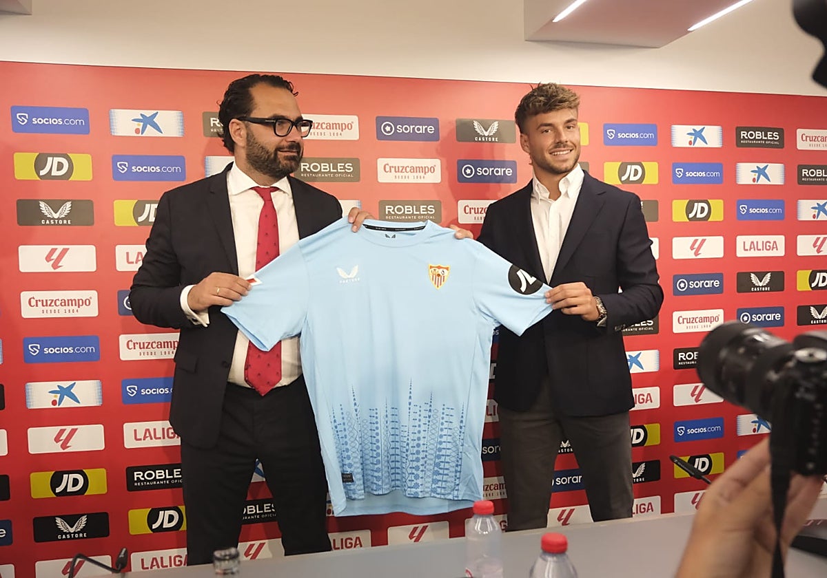 Víctor Orta acompañó en su presentación a Álvaro Fernández