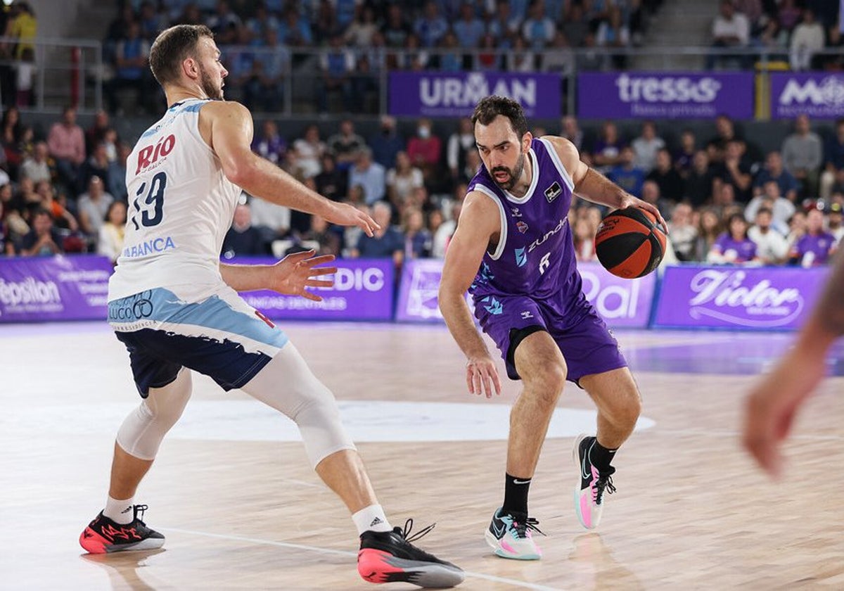 Vitor Benite, manejando la pelota en un choque con el Palencia en Liga Endesa