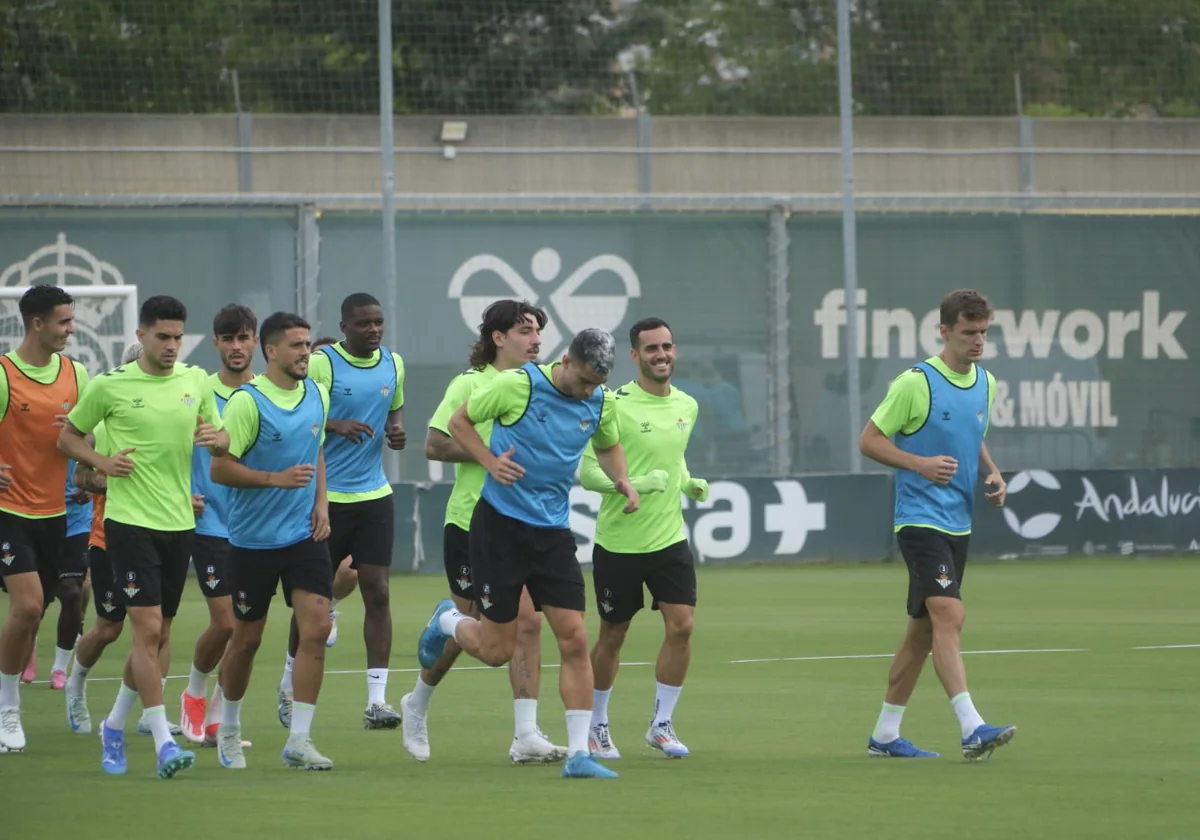 Imagen de varios jugadores del Betis durante un entrenamiento en la ciudad deportiva