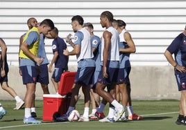 Última sesión del Sevilla FC, con dos ausencias, antes de viajar a Canarias