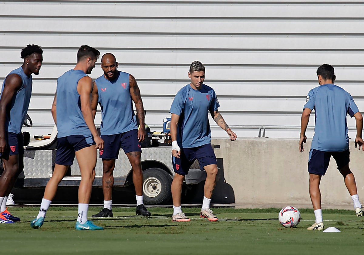 Entrenamiento del Sevilla en la ciudad deportiva