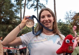 La gimnasta rumana Ana Barbosu recibe su medalla olímpica de bronce