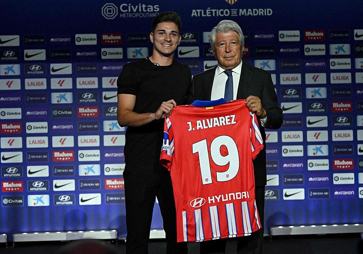 Julián Álvarez posa como nuevo jugador del Atlético de Madrid junto a Enrique Cerezo