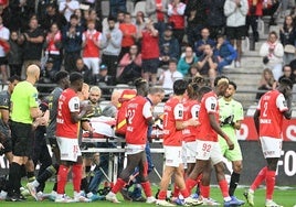 Escalofrío en el Reims-Lille: Angel Gomes pierde el conocimiento y es evacuado del estadio