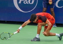 Carlos Alcaraz, desesperado, rompe su primera raqueta de tenis: «Ha sido el peor partido de mi carrera»