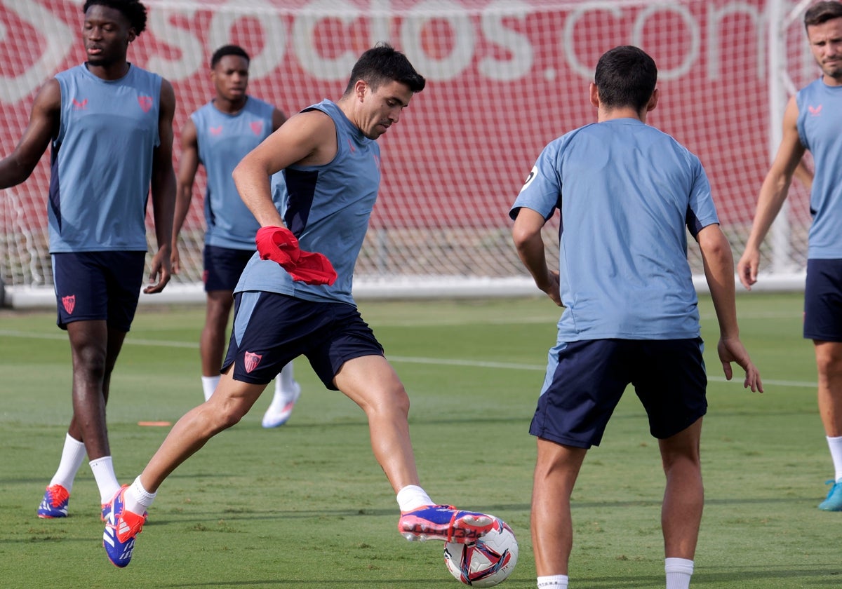 Acuña, durante un entrenamiento en la ciudad deportiva del Sevilla