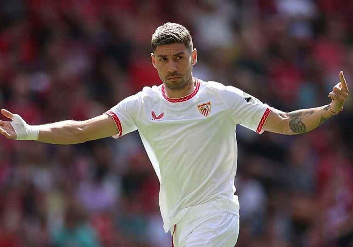 Gonzalo Montiel, durante el partido Liverpool - Sevilla en Anfield