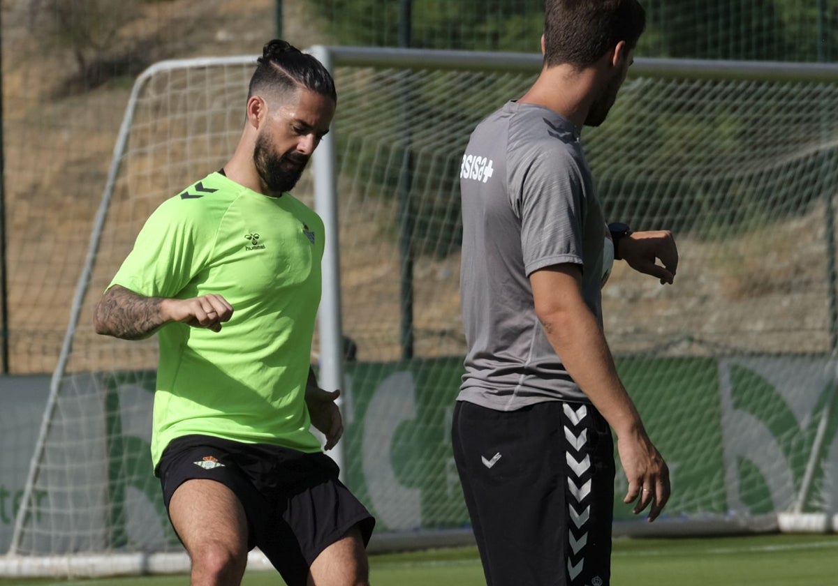 Isco, sobre el césped con uno de los recuperadores del Betis en la concentración de Marbella