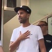 El padre de Lamine Yamal enseña las heridas del apuñalamiento en su regreso al barrio