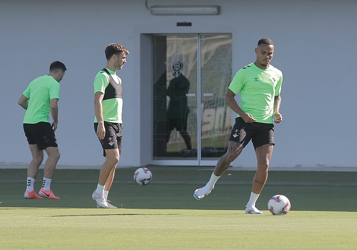 Natan durante un entrenamiento con el Real Betis