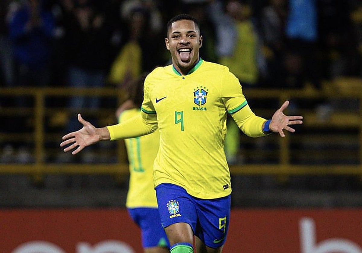 Vitor Roque celebrando un gol con Brasil