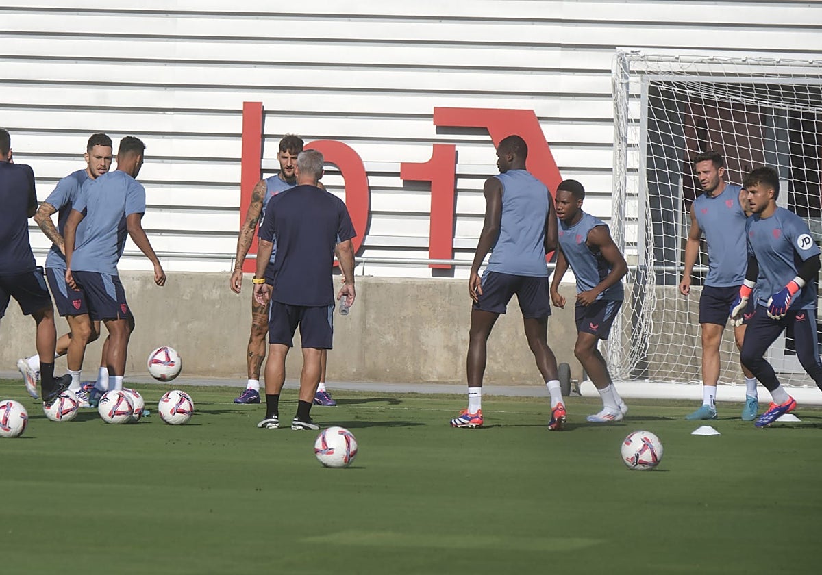 Los jugadores del Sevilla FC, en un entrenamiento de esta semana en la ciudad deportiva