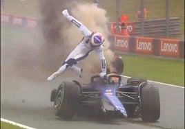 Susto en Zandvoort: Logan Sargeant se estrella y su monoplaza acaba en llamas