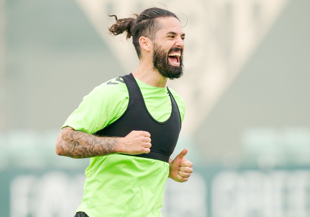 Isco sonríe en un entrenamiento reciente del Betis