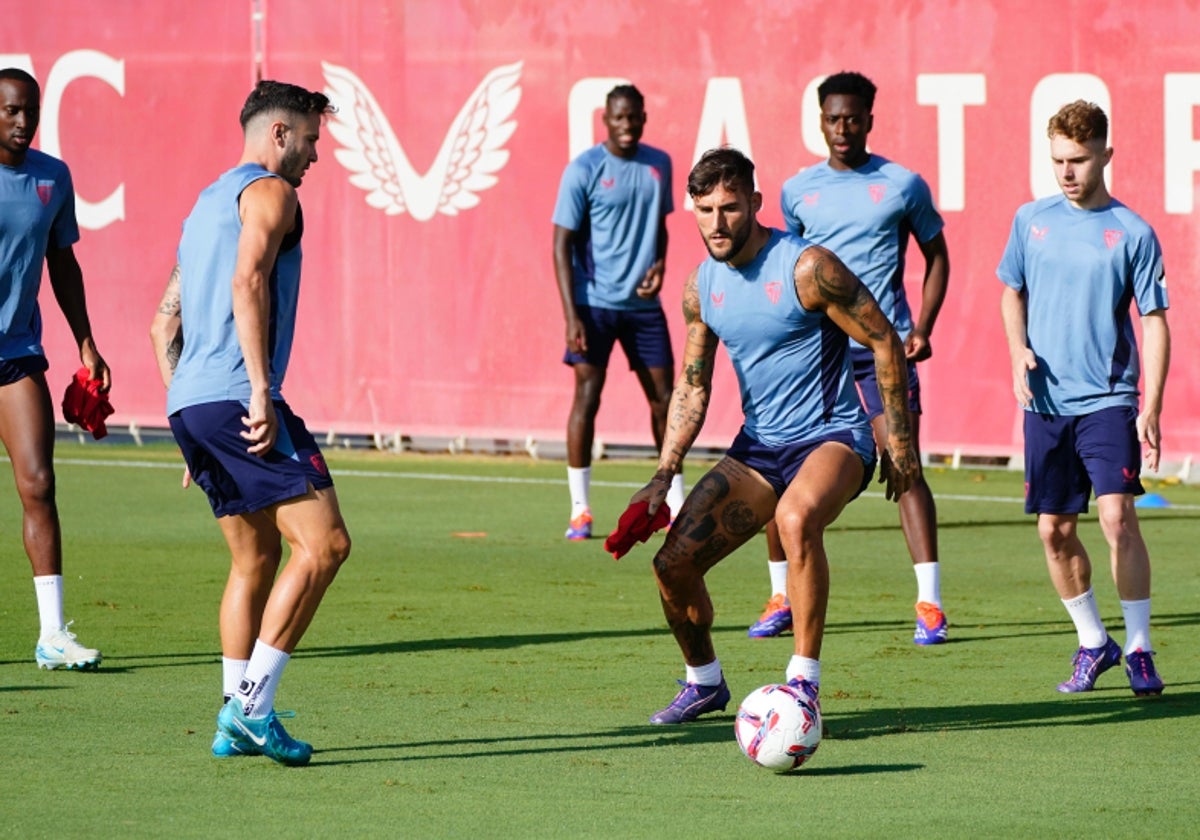 Gudelj conduce el balón durante el entrenamiento de este domingo