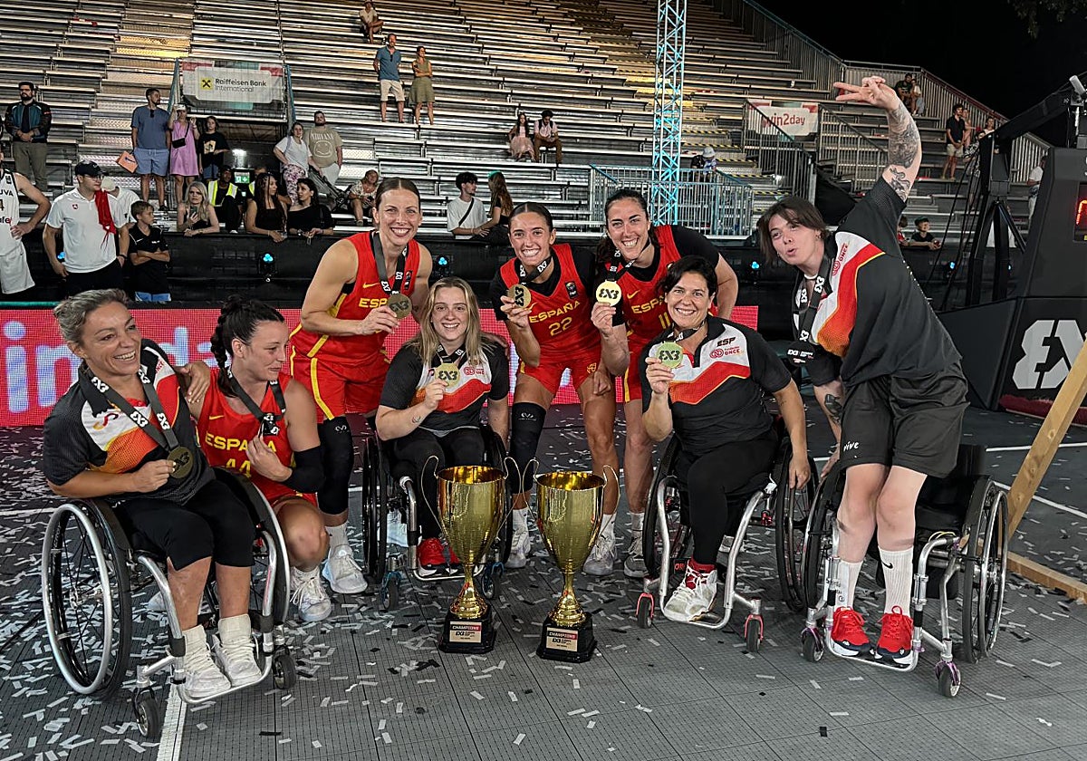 Las jugadoras de la selección de baloncesto 3x3 femenino y de silla de ruedas posan con las medallas y las copas de campeonas