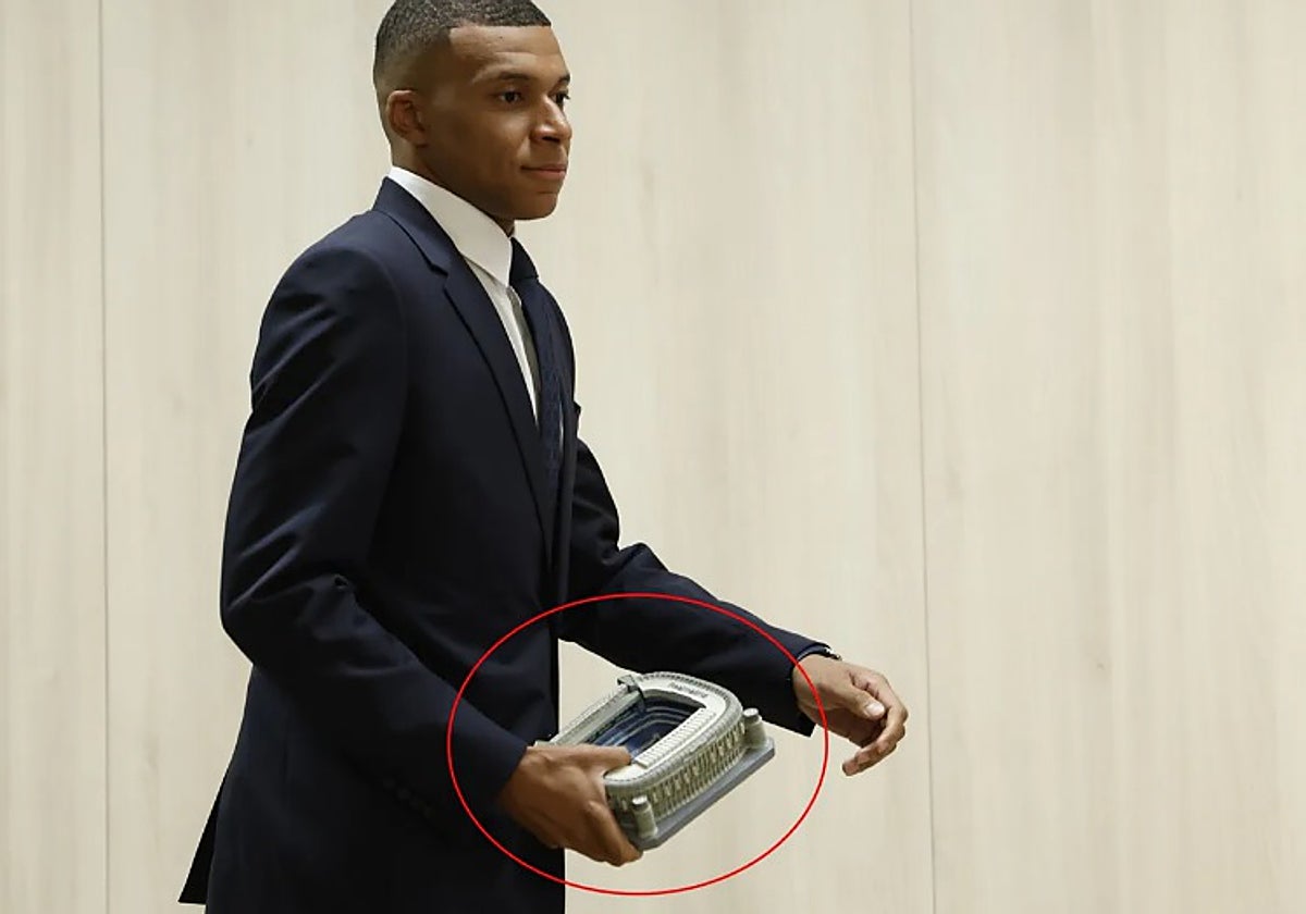Mbappé, con la maqueta del Bernabéu, el día de su presentación
