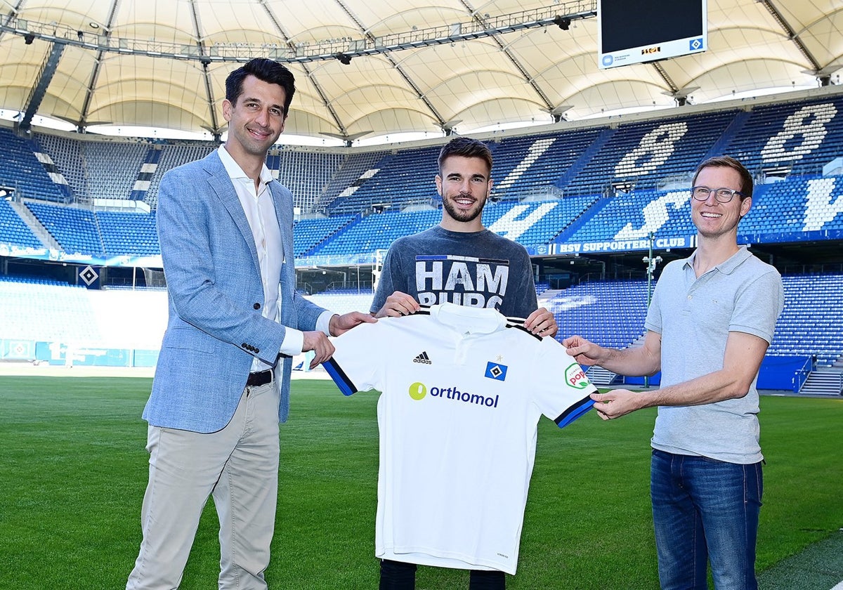 ario Vuskovic en la presentación con el Hamburgo