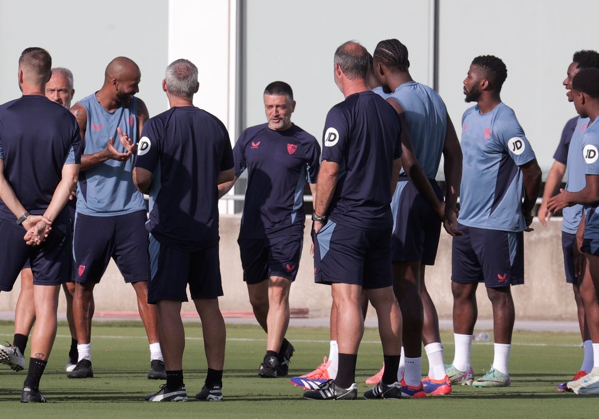 García Pimienta dirigiendo el entrenamiento previo al viaje a Mallorca este lunes