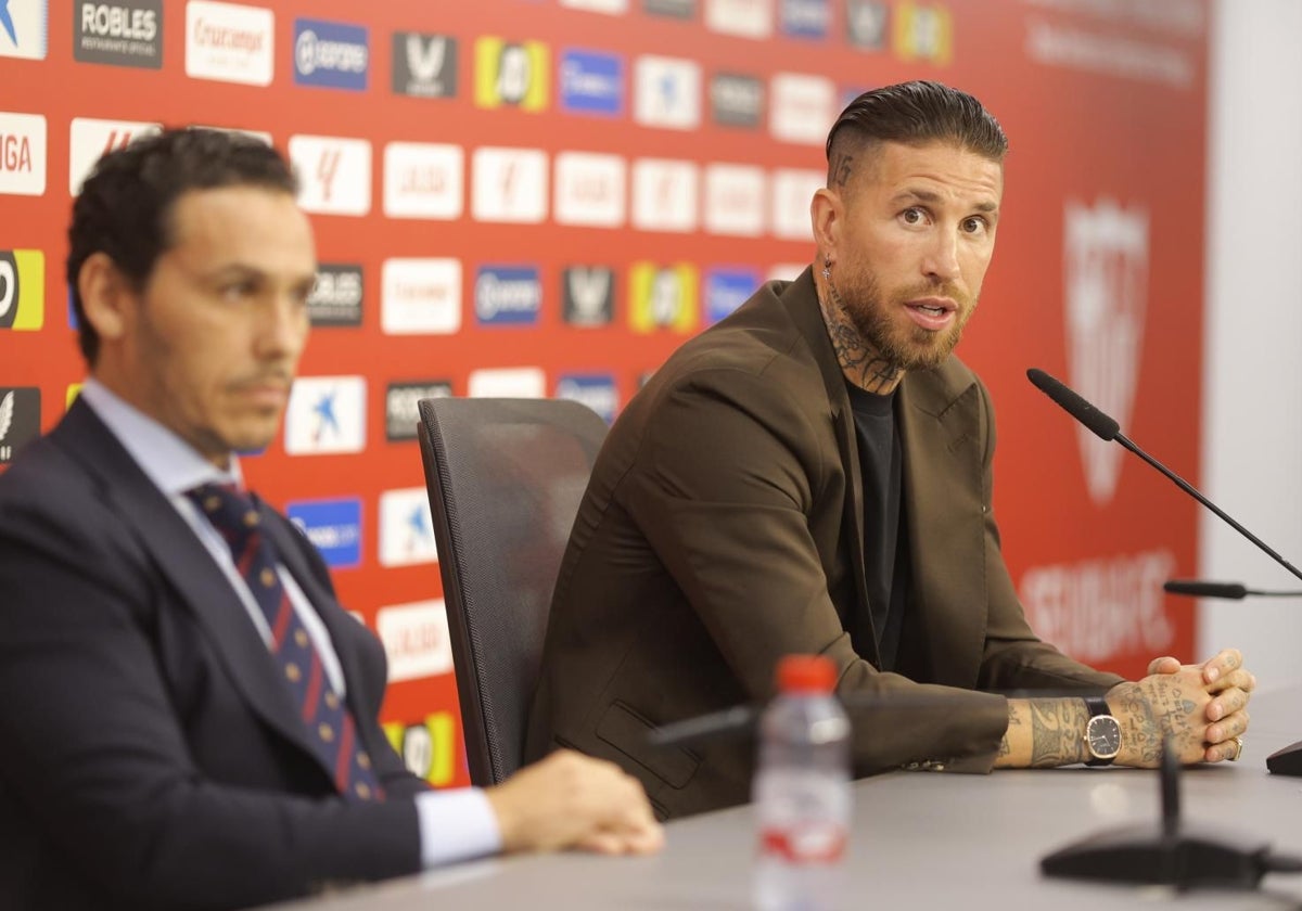 Sergio Ramos, junto a Del Nido Carrasco en la rueda de prensa de su despedida en junio