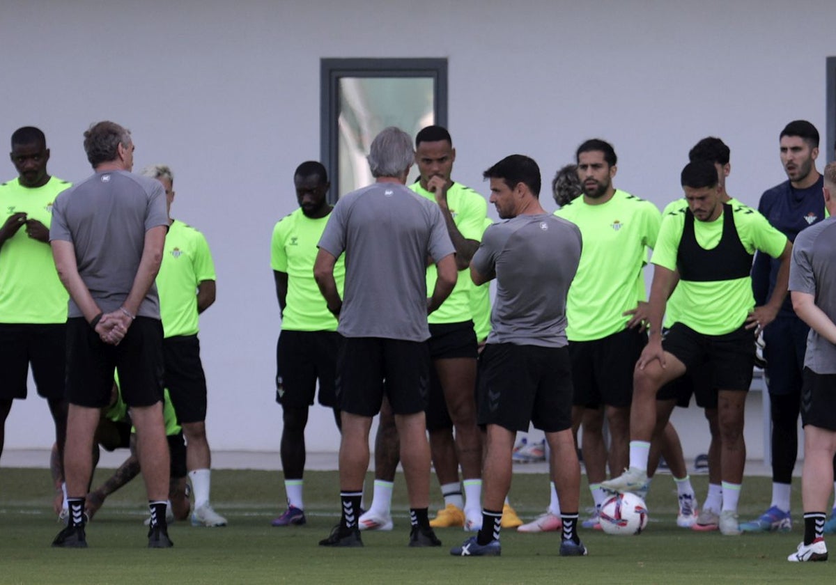 Pellegrini se dirige a sus jugadores en el entrenamiento del martes