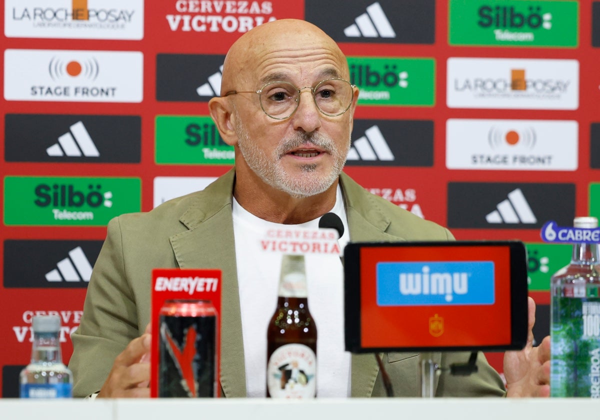 El seleccionador nacional, Luis de la Fuente durante la rueda de prensa