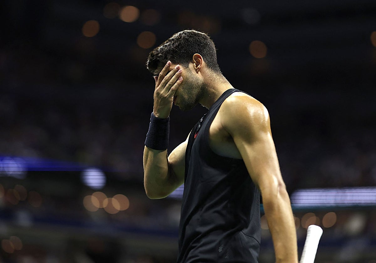 Alcaraz reacciona ante un error