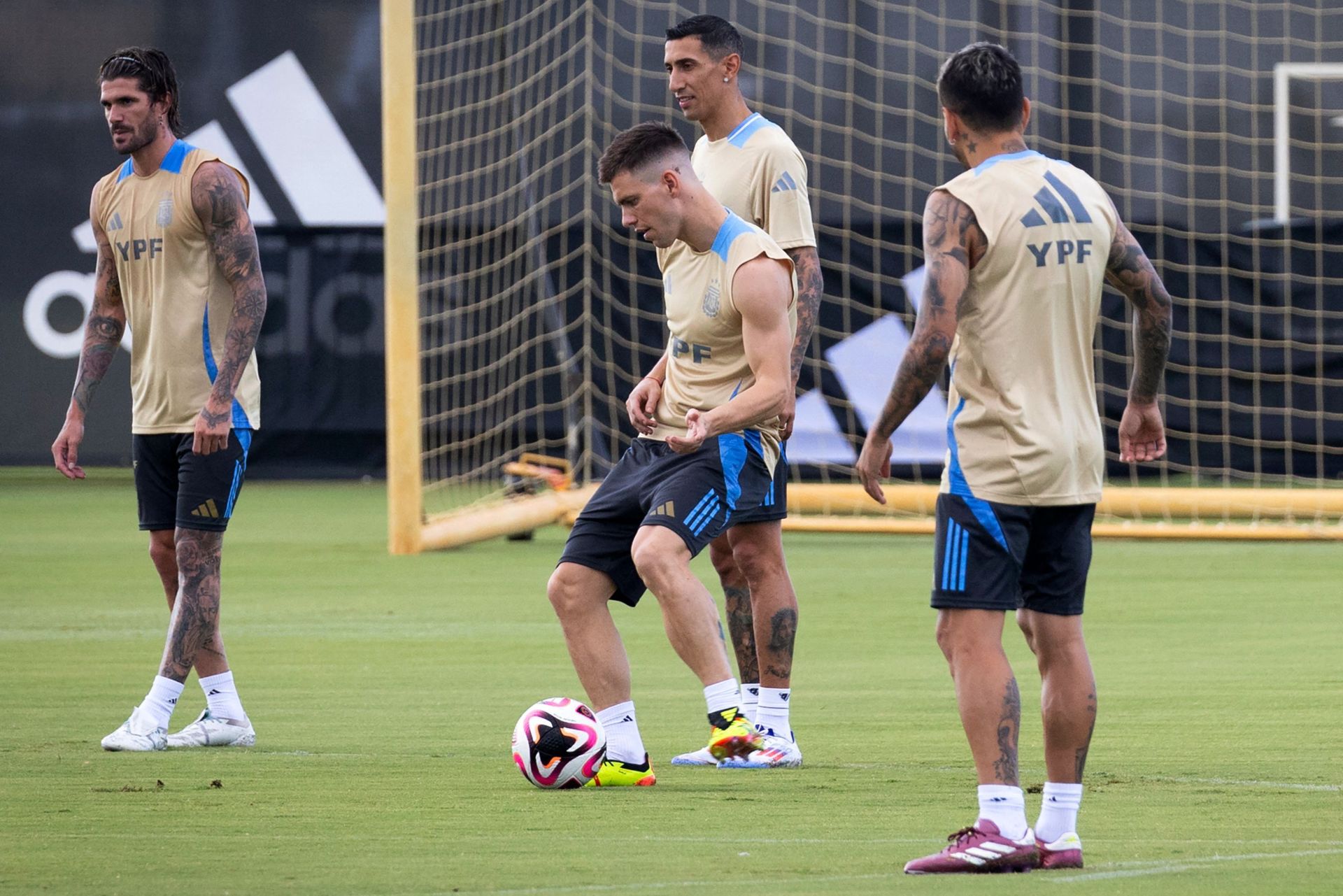 Lo Celso, durante un entrenamiento con la selección argentina
