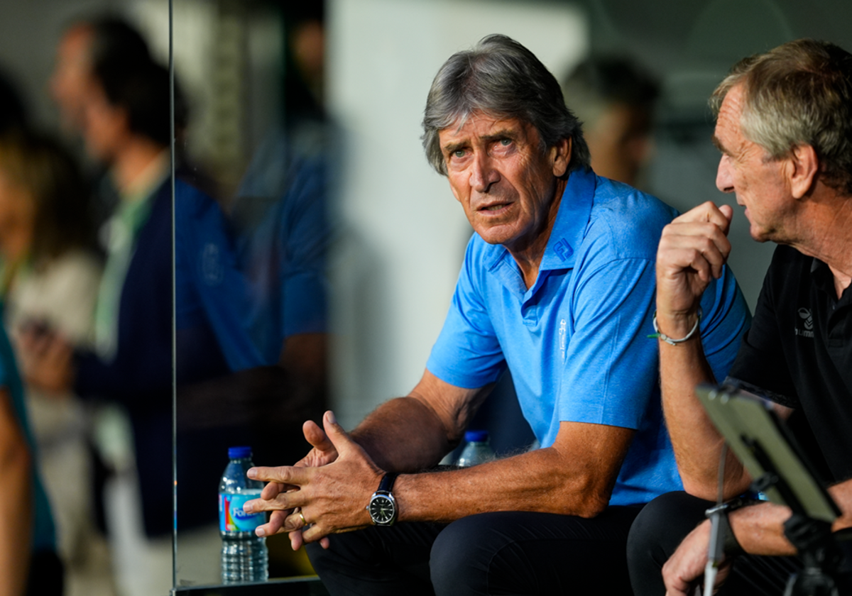 Manuel Pellegrini, en el banquillo del Benito Villamarín, durante el Betis - Kryvbas