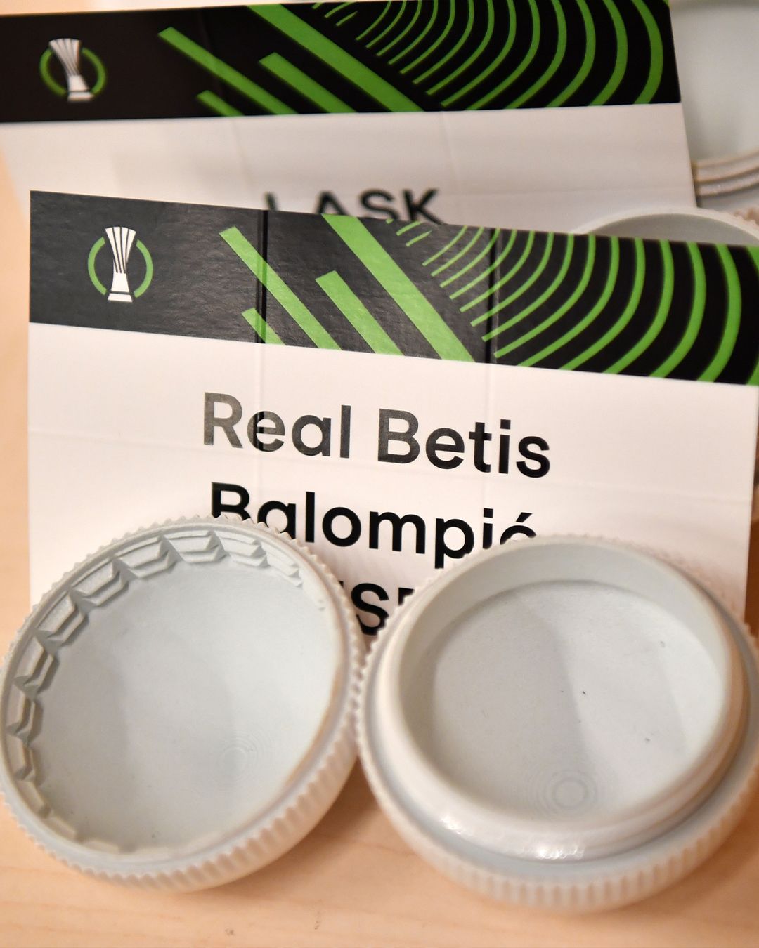 La bola del Betis en el bombo del sorteo de la Conference League