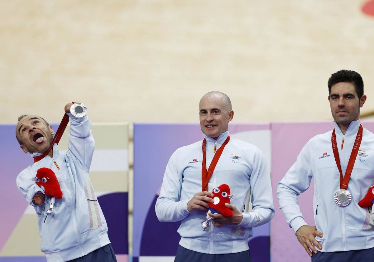 Alfonso Cabello, Ricardo Ten y Pablo Jaramillo celebran la plata conquistada en París 2024