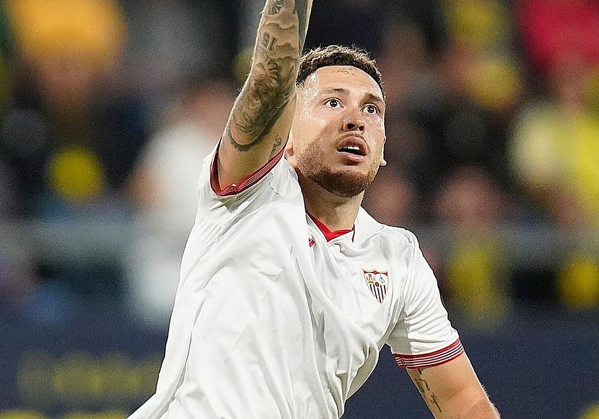 Lucas Ocampos celebra un gol con el Sevilla FC