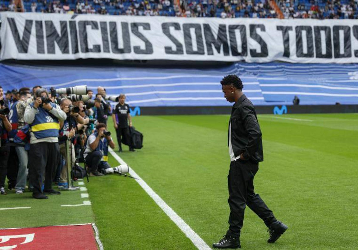 Vinicius durante el acto en contra del racismo que celebró el Real Madrid en la temporada 2022-23 tras lo sucedido en Mestalla la jornada anterior