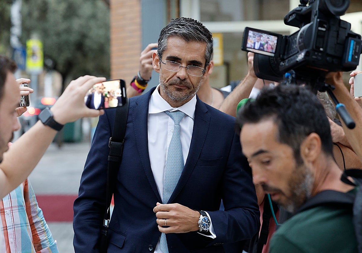 El abogado de Mir, Jaime Campaner, este miércoles en Valencia