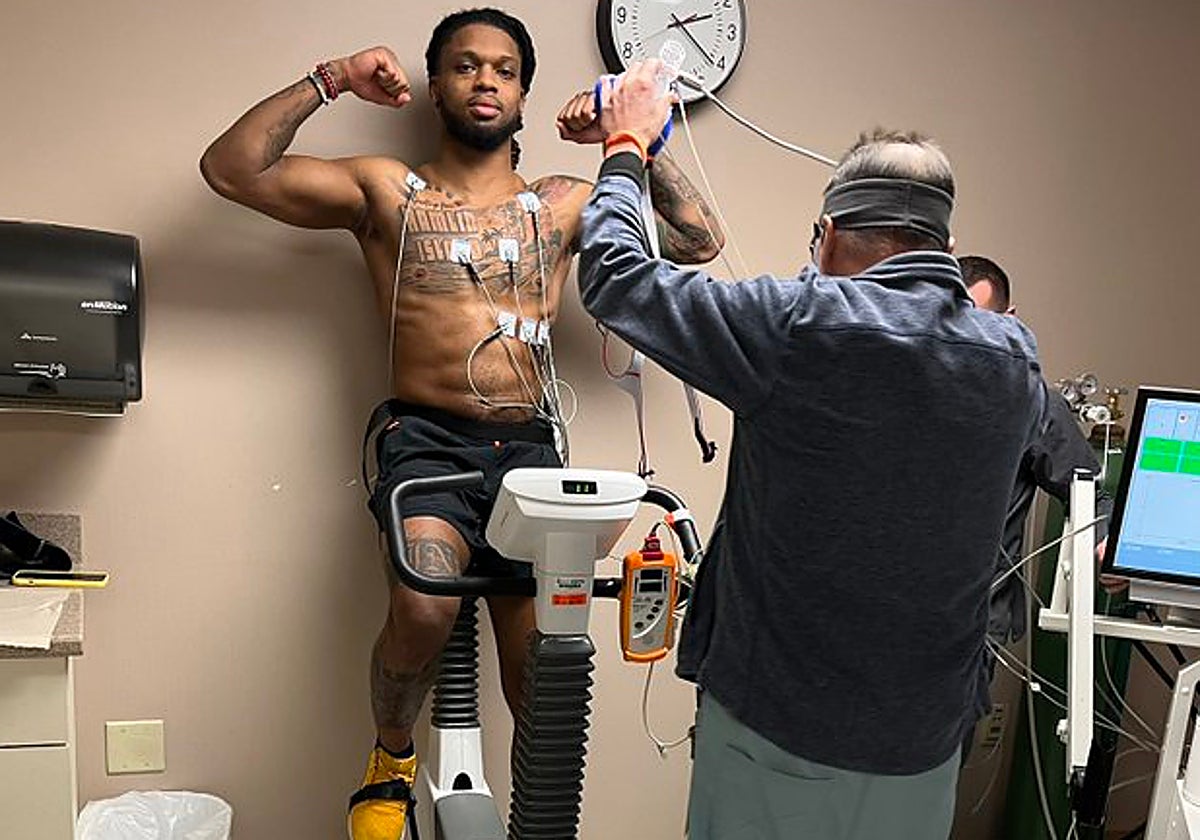 Damar Hamlin, durante una de sus pruebas médicas