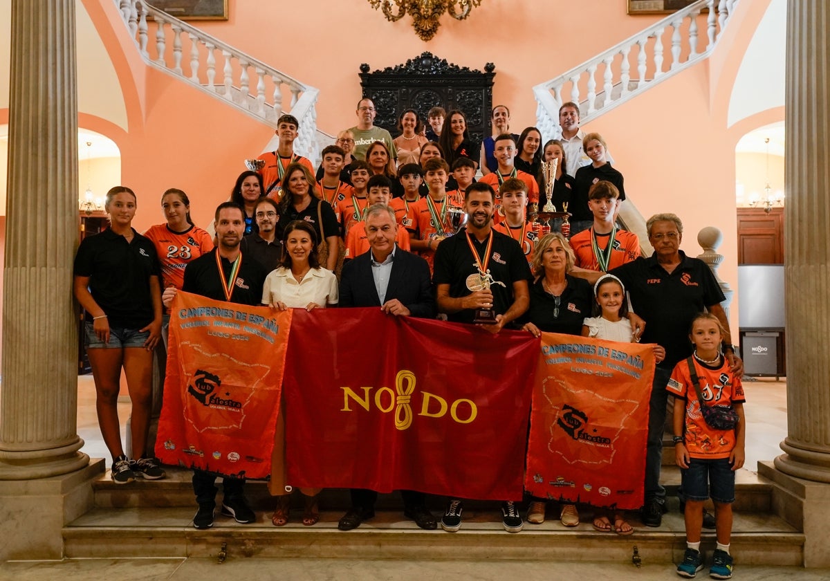 El club Voleibol Palestra, en su visita al Ayuntamiento de Sevilla, donde fue condecorado