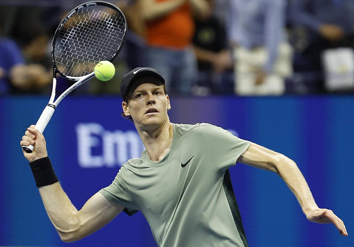 Sinner durante el partido de cuartos de final contra Medvedev
