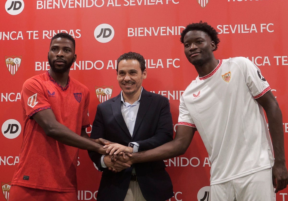 El presidente del Sevilla, José María del Nido Carrasco, posa con Iheanacho y Agoumé durante la presentación de ambos