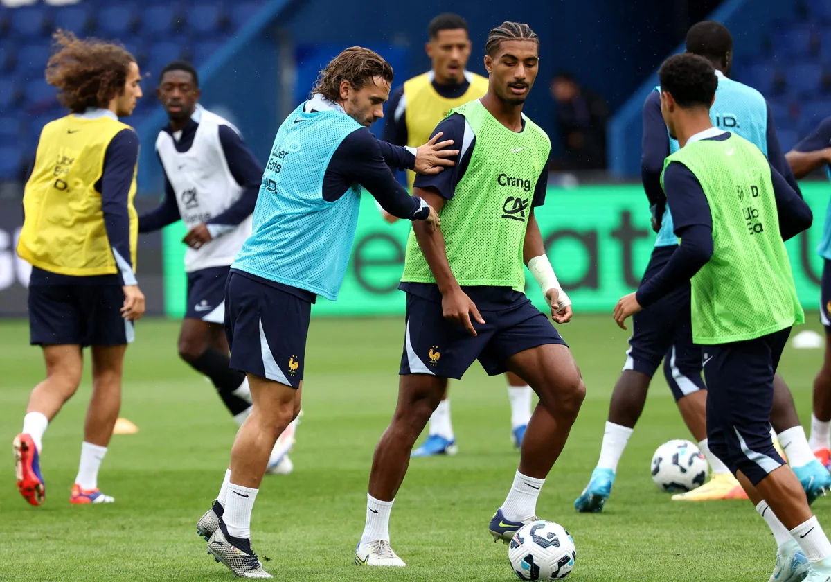 Badé, presionado por Griezmann en el entrenamiento de Francia del jueves