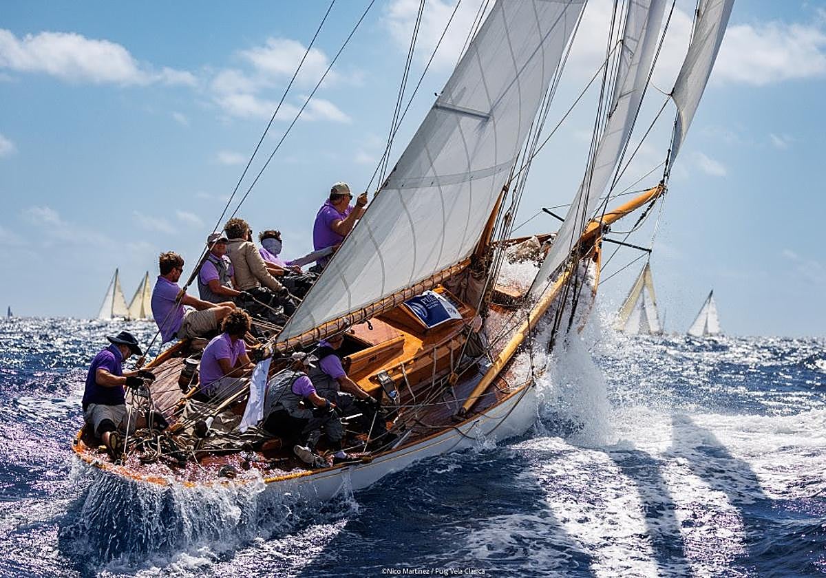 La Puig Vela Clàssica alcanza su punto álgido con una jornada de viento, historia y rivalidad