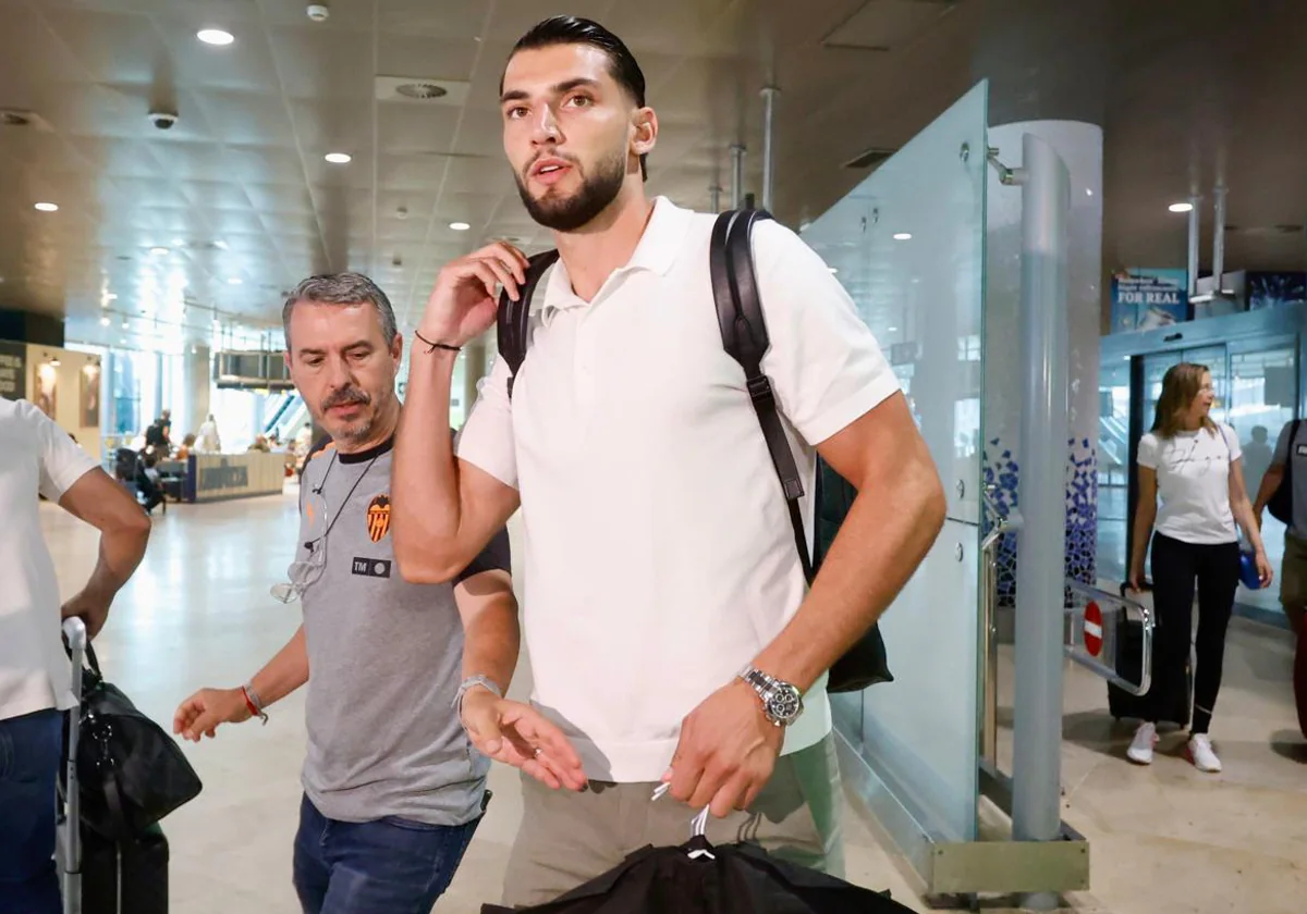 Rafa Mir, a su llegada al aeropuerto de Valencia tras cerrar su cesión con el club che