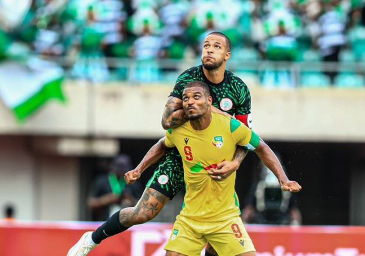 Ekong salta por un balón aéreo en el Nigeria - Benín en el que no actuó Iheanacho